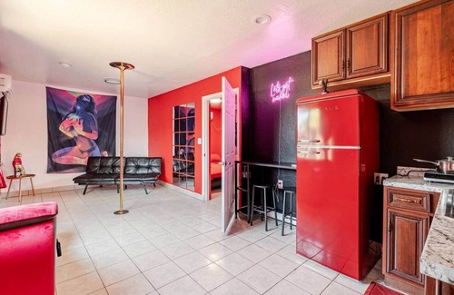 Maryvale Apartment | Phoenix Red Room for Couples