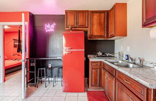 Maryvale Apartment | Phoenix Red Room for Couples