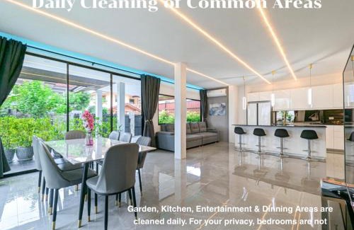 Nong Prue Villa | Phoenix Villa - Luxury Pool Villa with Entertainment Room - 15 minutes from Walking Street