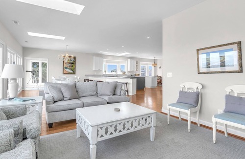 Caswell Beach House | Picayne: Spacious Floor Plan, Views from Ocean to Southport