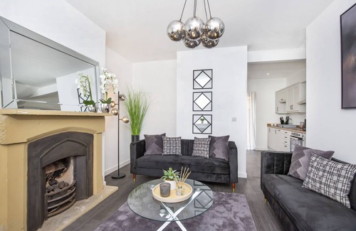 York Cottage | Piccadilly Place - 3 Bedroom House - sleeps 6 guests in 3 bedrooms