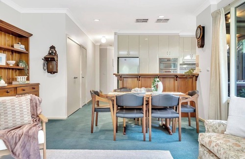 North Adelaide Cottage | Picket Fence Cottage Steps from Adelaide Oval
