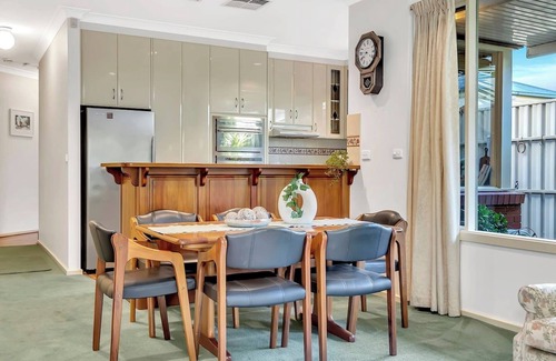 North Adelaide Cottage | Picket Fence Cottage Steps from Adelaide Oval