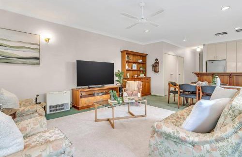 North Adelaide House | Picket Fence Cottage - Steps from Adelaide Oval