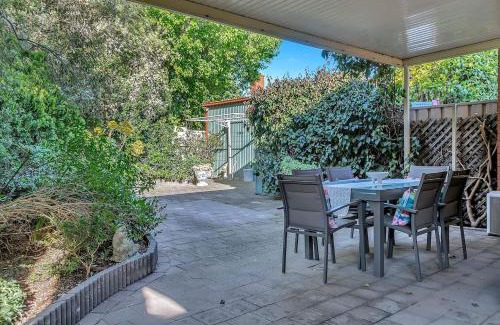 North Adelaide House | Picket Fence Cottage - Steps from Adelaide Oval
