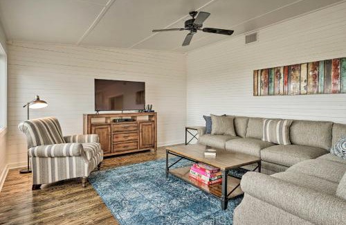 Schulenburg House | Pickleball Court and Pool Schulenburg Farmhouse