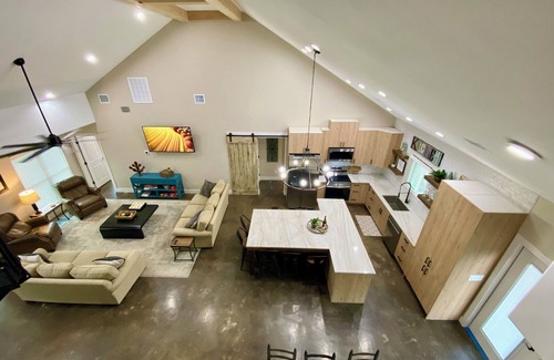 Concan House | Pickleball Court! New 2025 Luxury Beauty, Mtn. Views, Only 2 minutes to Frio!