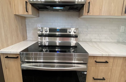 Concan House | Pickleball Court! New 2025 Luxury Beauty, Mtn. Views, Only 2 minutes to Frio!