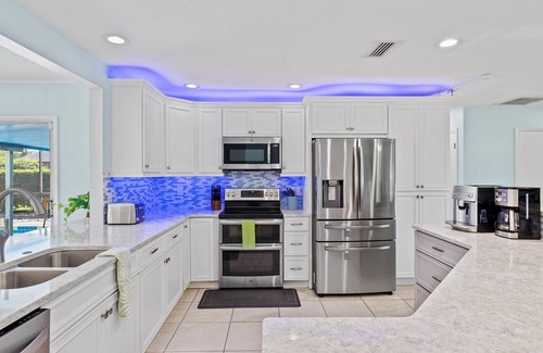 Bradenton House | Pickleball Escape! Pond! Private Pool! Foosball