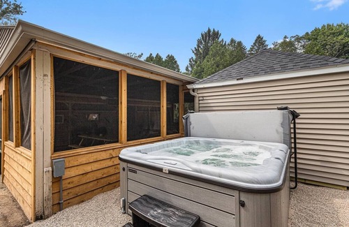 South Haven House | Pickleball | HotTub (Shared) | 2.5 Acres | Dog OK| FirePit