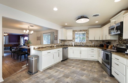 Castle Hills House | Pickleball, Pool & Fun Family Retreat Sleeps 16