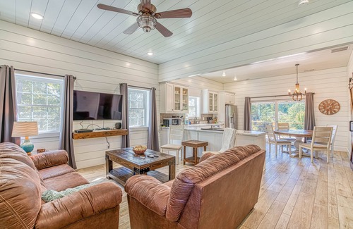 Waterloo House | Pickwick Lake Vacation Rental (Sleeps 8-10) 3 BR,2 bath