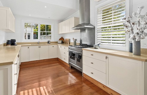 Burrawang House | Picturesque 3-Bed Rural Cottage with a Lush Garden