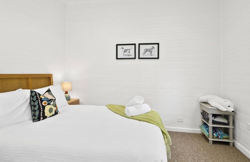 Burrawang House | Picturesque 3-Bed Rural Cottage with a Lush Garden