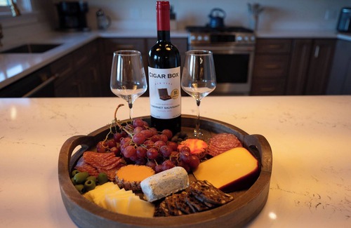 Birch Hill House | Picturesque mountain retreat w/Amazing views, Movie Thtr, Golfsim, Sauna & HT