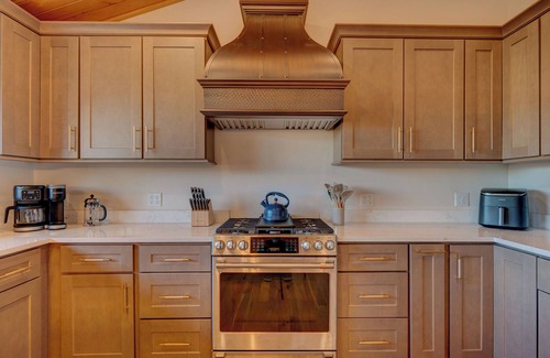 Birch Hill House | Picturesque mountain retreat w/Amazing views, Movie Thtr, Golfsim, Sauna & HT