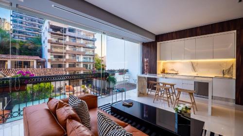 Romantic Zone House | PIER 57- 309 Beautiful 2 BR Condo in Romantic Zone