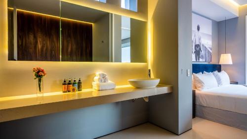 Romantic Zone House | PIER 57- 309 Beautiful 2 BR Condo in Romantic Zone