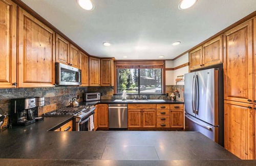 Tahoe Tavern House | Pier|Beach|Tennis|Pickleball|Walk to Town