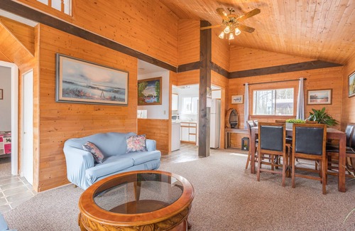 Selwyn Cottage | Pigeon Lake Lakefront Cottage