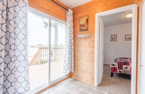 Selwyn Cottage | Pigeon Lake Lakefront Cottage