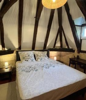 Monflanquin Bed & Breakfast | Pigeonnier de Claire Fontaine