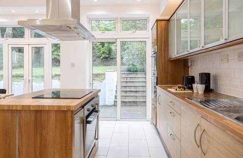 Manchester House | Pillo Rooms - 4BR House near Heaton Park
