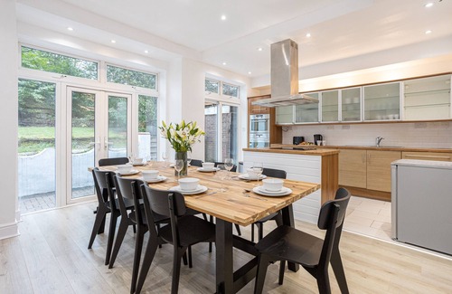 Manchester House | Pillo Rooms - 4BR House near Heaton Park