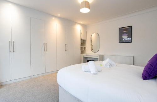 Manchester House | Pillo Rooms - Spacious 4 Bedroom Detached House close to Heaton Park