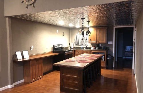 Hannibal Apartment | Pilot House Condo 2BR 1BA Sleeps 5