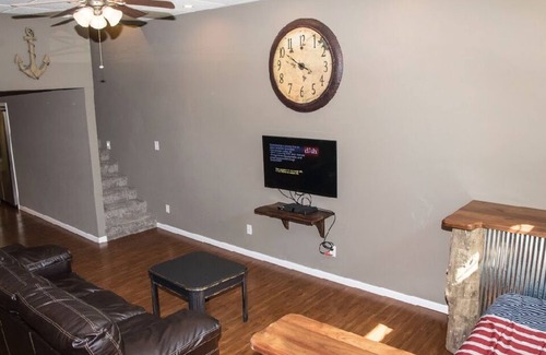 Hannibal Apartment | Pilot House Condo 2BR 1BA Sleeps 5