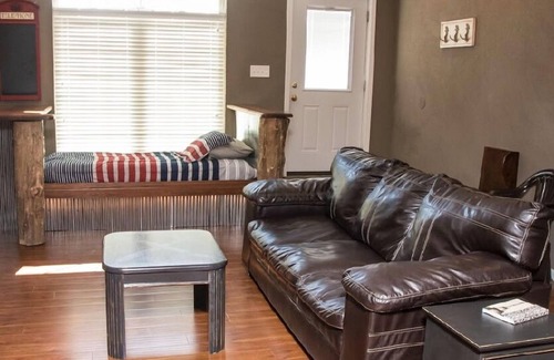 Hannibal Apartment | Pilot House Condo 2BR 1BA Sleeps 5