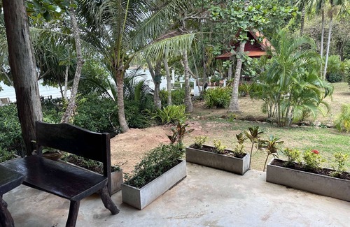 Nuea Khlong Villa | Piman Pu Arthouse 2 kingsize bedrooms with a/c - shared bathroom - 4 persons max