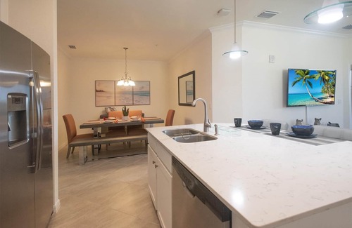 Lakewood Ranch Condo | Pin-High - Dazzling 3/bed, 2/bath with Lake and Green View