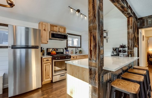 Lyons Cabin | Pine Cabin- HOT TUB*Fireplace*MTN VIEW