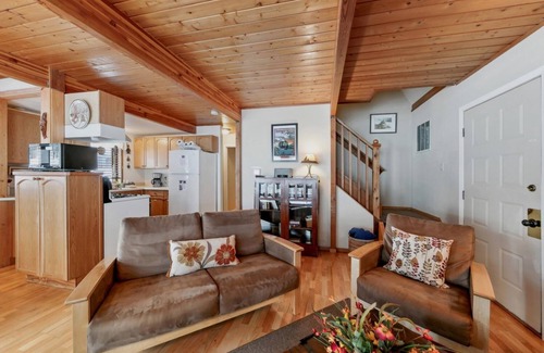 Black Bart Ski Chalet | Pine Cone Cabin Minutes to Heavenly or the Lake, 2 bedrooms plus Bonus Room