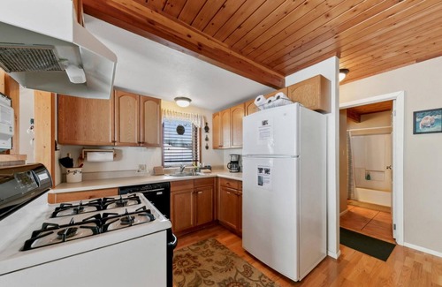 Black Bart Ski Chalet | Pine Cone Cabin Minutes to Heavenly or the Lake, 2 bedrooms plus Bonus Room