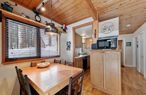 Black Bart Ski Chalet | Pine Cone Cabin Minutes to Heavenly or the Lake, 2 bedrooms plus Bonus Room