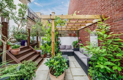 Chelsea Riverside House | Pine Glow Perfection, by Veeve