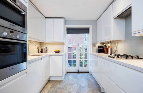 Chelsea Riverside House | Pine Glow Perfection, by Veeve