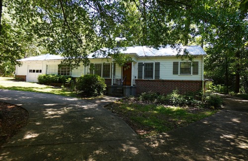 New Castle House | Pine Haven – Spacious Family Stay | Crib, Pet-Friendly, Slee