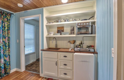 Old Town House | Pine Hill Gardens in perfect Midtown Location