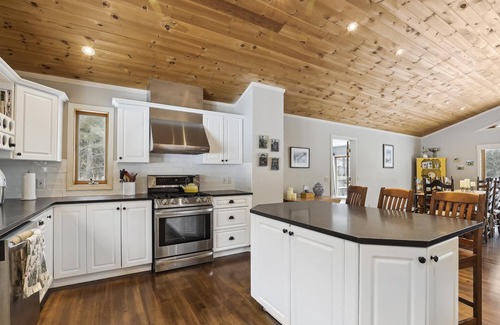 Stowe Hollow House | Pine Lodge: 4 br, fireplace, a/c, pool table, pond and deck!