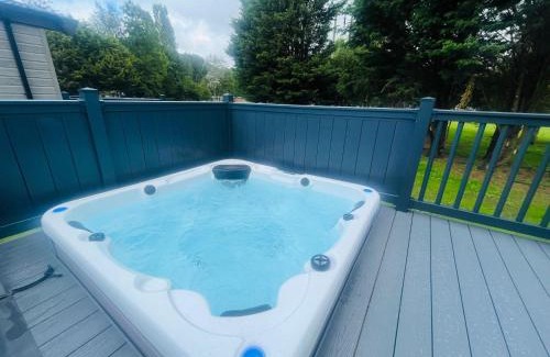 Allerthorpe House | Pine Lodge with Hot Tub