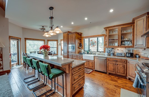 Pine Mountain Club Cabin | Pine Mountain Club Cabin w/Private Deck & Views!