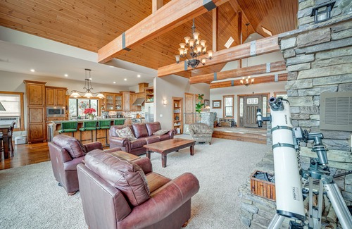 Pine Mountain Club Cabin | Pine Mountain Club Cabin w/Private Deck & Views!