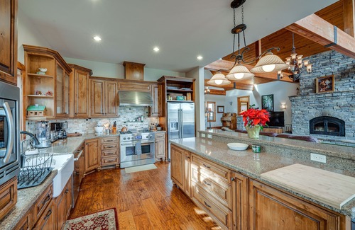 Pine Mountain Club Cabin | Pine Mountain Club Cabin w/Private Deck & Views!