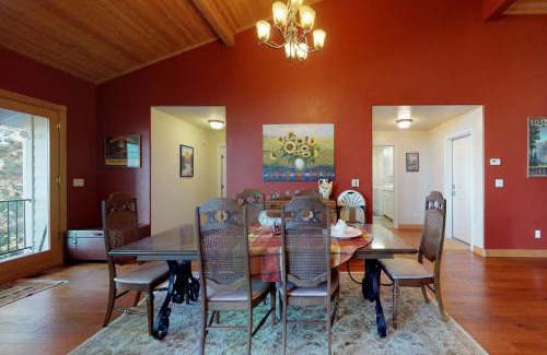 Groveland House | Pine Mountain Getaway (02-461)