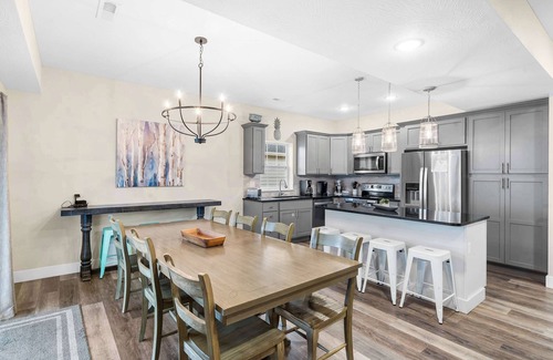 Hollister House | Pineapple Bungalow - 14ppl