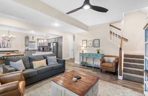 Hollister House | Pineapple Bungalow - 14ppl